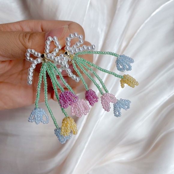 Handcrafted beaded floral earrings - Picture 6 of 8